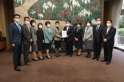 女性の視点に基づく要望書を大村知事に提出