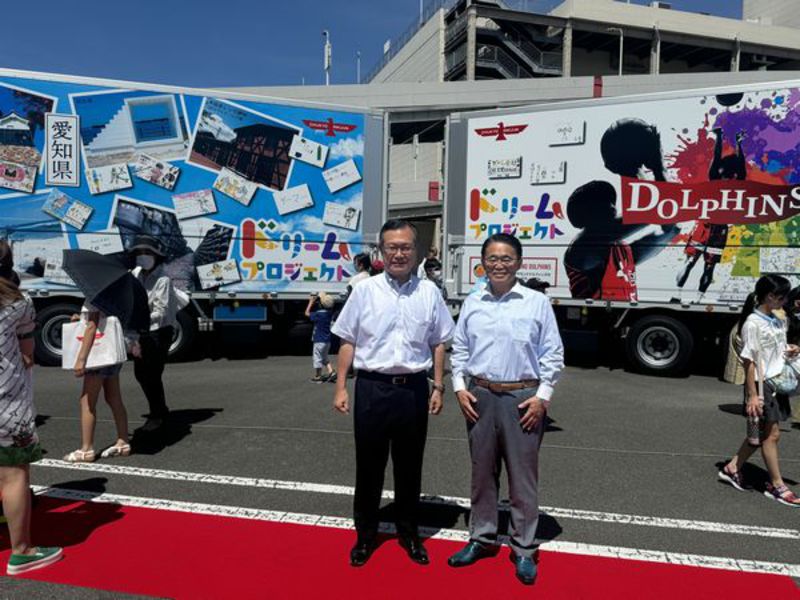 トラックの車体に子供の「夢」を描いて全国を走ります